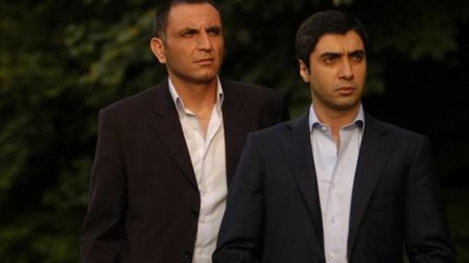 Sırtını birine yaslamak güçsüzlük belirtisi midir?