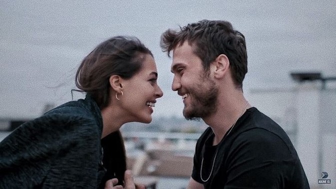 İlk kez tanışmana rağmen önceden tanıyormuşsun gibi hissettiğin biri oldu mu?
