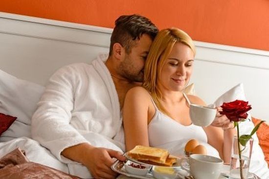 Seks dolu güzel bir gecenin sabahında kahvaltı hazırlayan erkek için ne düşünürsünüz?