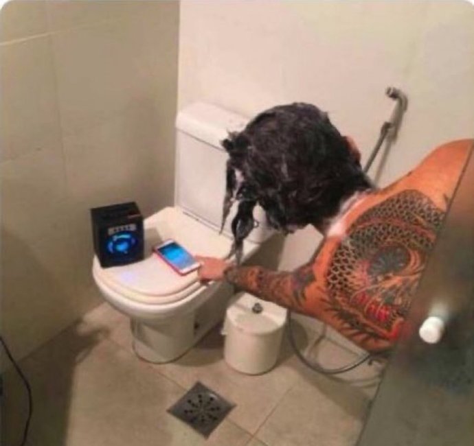 Kimler duşta müzik dinlerken sevmediği şarkı çalınca duşun ortasında o şarkıyı değiştirmeden duramıyor?