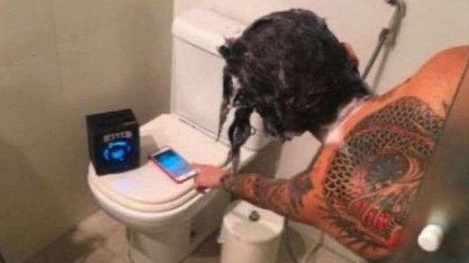 Kimler duşta müzik dinlerken sevmediği şarkı çalınca duşun ortasında o şarkıyı değiştirmeden duramıyor?