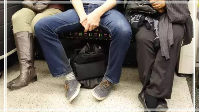 Toplu taşımada bacakları açarak oturma
