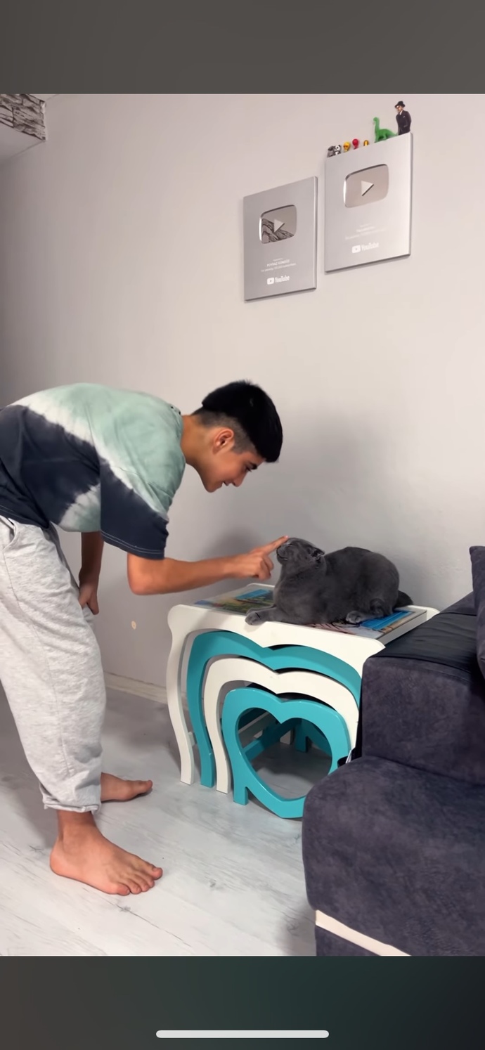 İnternette ki videosunda kedisine vuran çocuğu hayvan sever kadınlar rezil etti?