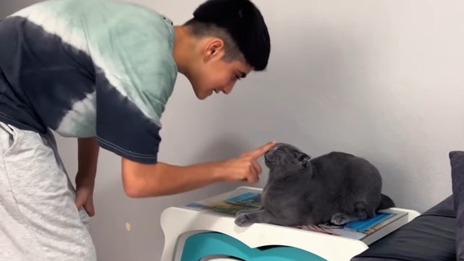 İnternette ki videosunda kedisine vuran çocuğu hayvan sever kadınlar rezil etti?