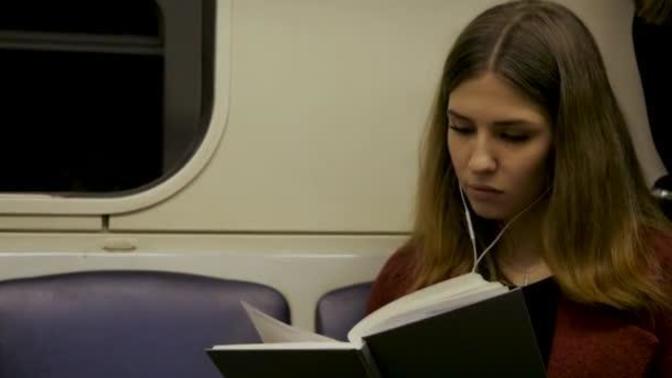 Metroda ayaktasın ve tek yer eski sevgilinin yanı ne yaparsın?