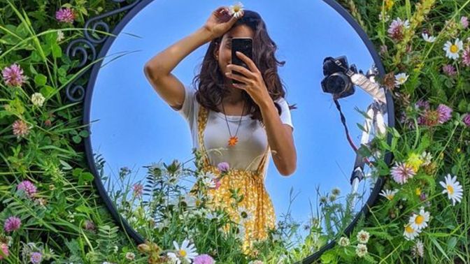 Kızlar fiziğini göstermek için mi ayna karşısında fotoğraf çekilir?