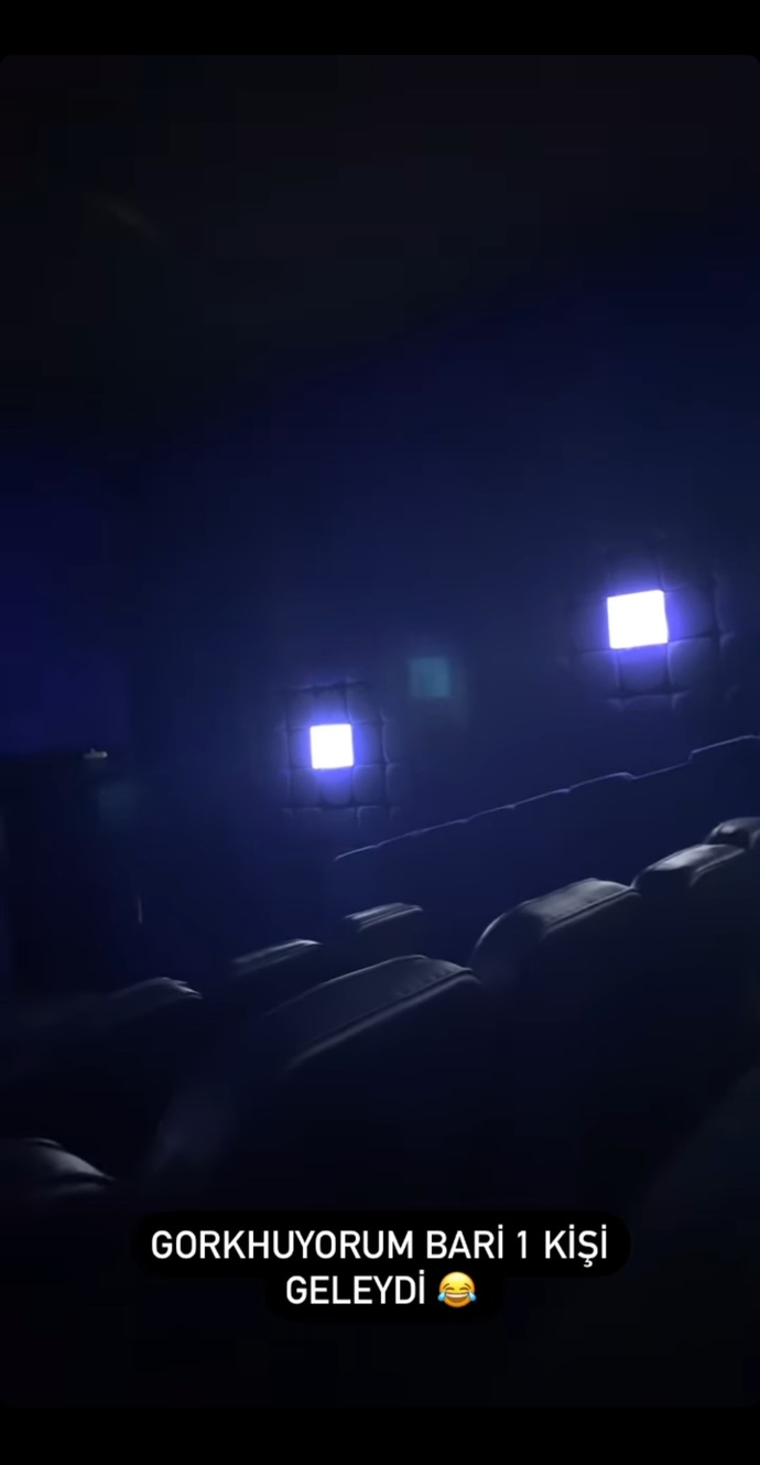 Sinemada yalnız film izlenir mi?