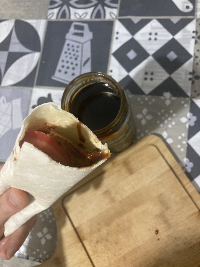 Çiğ köftenin içine keçiboynuzu pekmezi konur mu?