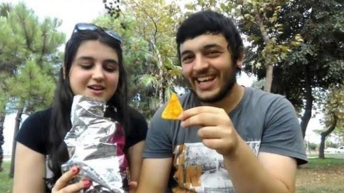 Sevgilinizle ilk buluşmada yemek yerken sevgiliniz yanlışlıkla geğirirse tepkiniz ne olurdu 🙄😒?