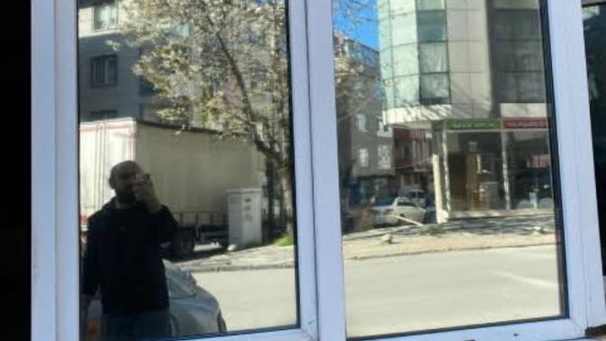 Sende arabalardaki ve mağaza vitrinlerindeki yansımana bakıyor musun🤠?