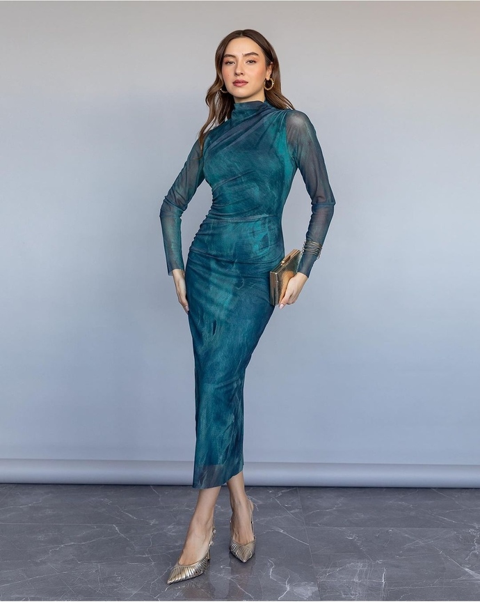 Kızlar bu elbisenin üstüne hangi saç modeli yakışır ben at kuyruğu diyorum?