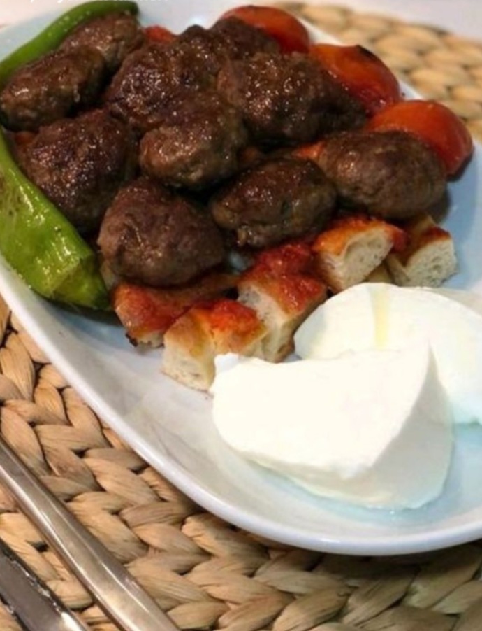 Sevgiliniz size köfteli pide yapsa yer miydiniz?