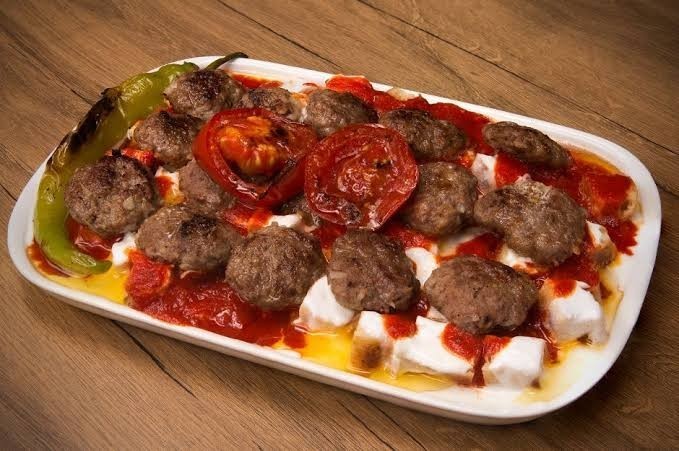 Sevgiliniz size köfteli pide yapsa yer miydiniz?