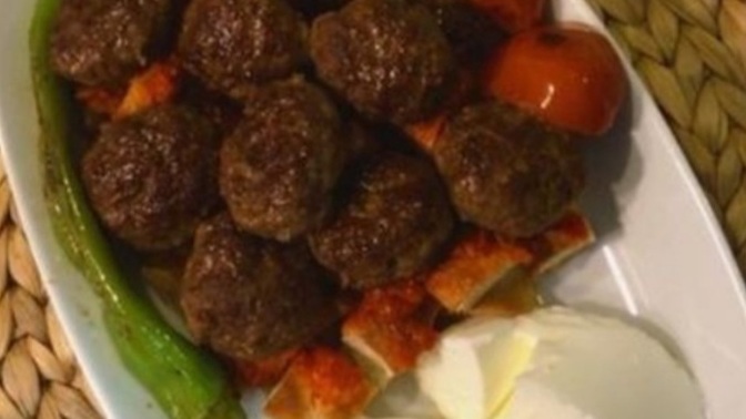 Sevgiliniz size köfteli pide yapsa yer miydiniz?