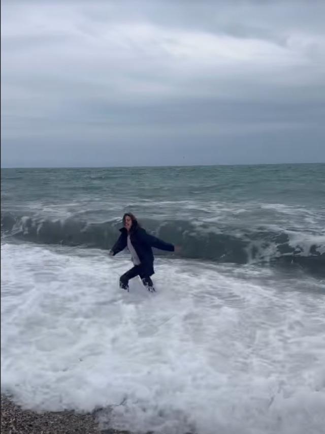 Melis Sezen soğuk havaya aldırış etmeden denize girdi! Sen deniz/havuz sezonunu açtın mı?