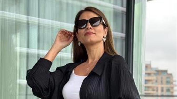 Siyah gömleğin modası hiç geçmez mi?