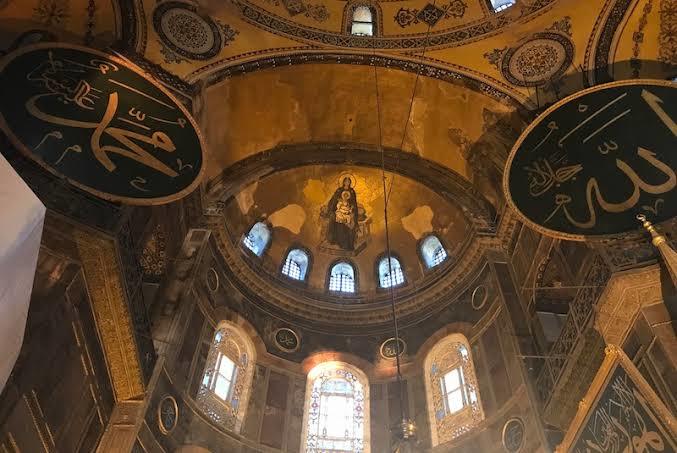 Ayasofya camide bu haliyle namaz kılmak mekruh mu?