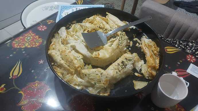 Bu babamın yaptığı börek kuru ve yağlıydı bi süre bunu yedik