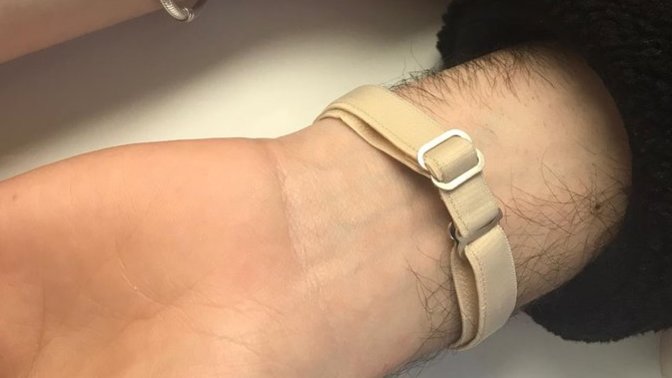 Manitaya sütyen askısından bileklik yapmak çok şık bir hareket değil mi?