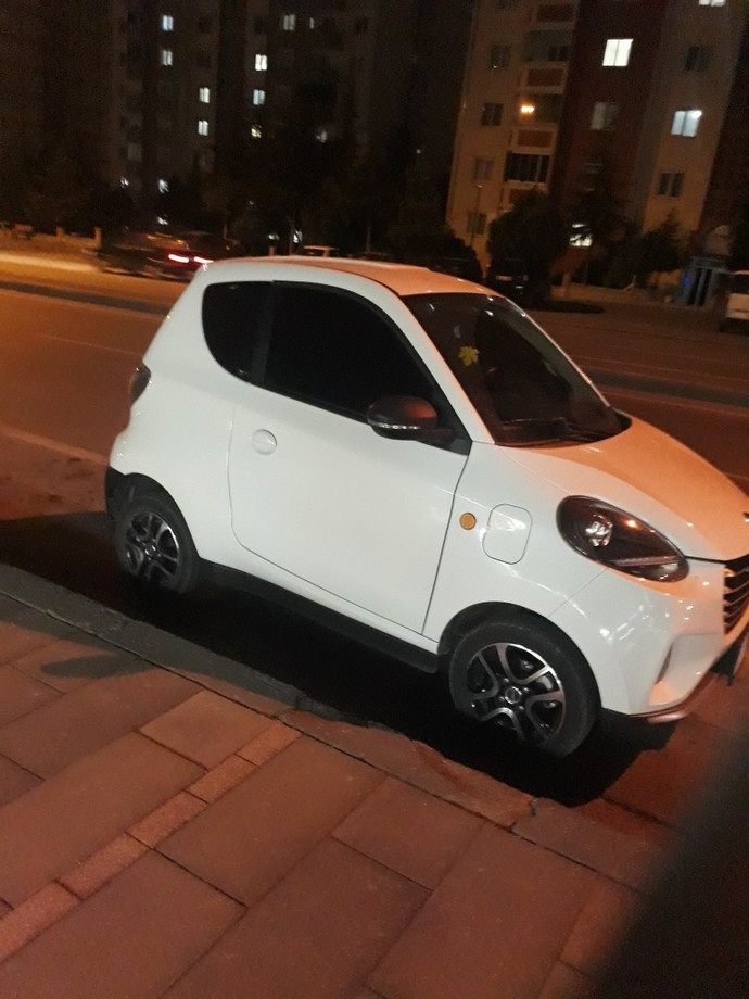 Bu arabanın markasını bilen var mı?