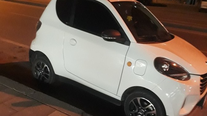 Bu arabanın markasını bilen var mı?
