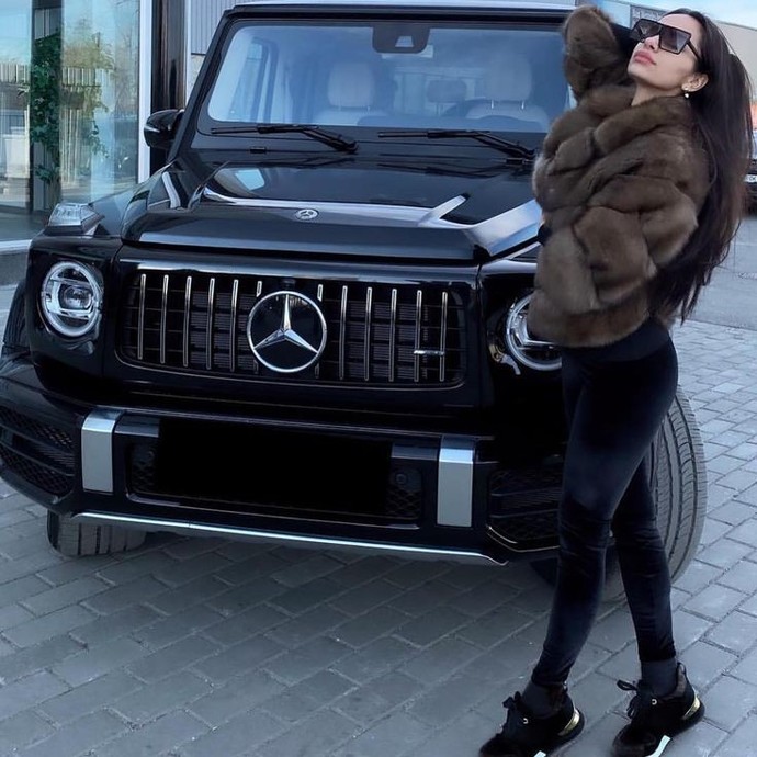 Mercedes marka arabası olan kadınlar size göre zengin midir?