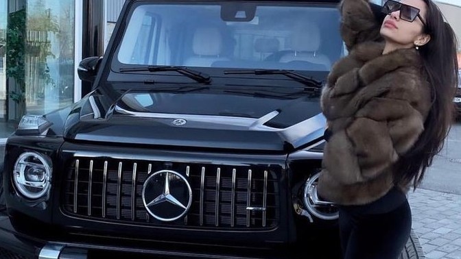 Mercedes marka arabası olan kadınlar size göre zengin midir?