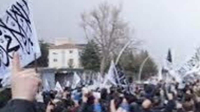 İstanbul’da meydanlar şeriatçı , hilafetçi örgütlere açık.. İşçilere, sendikalara kapalı Neden?