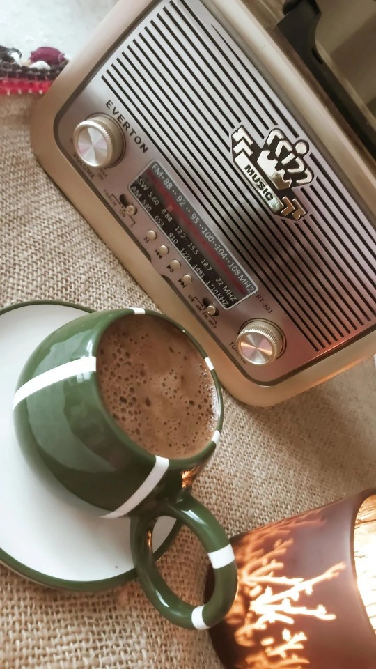 Sabah sabah radyoda istek üzerine hangi şarkının çalmasını istersiniz?