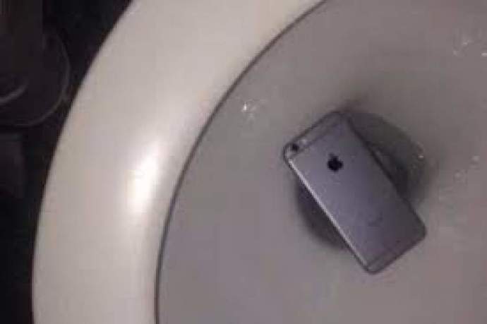 Tuvalete telefonla giren var mı?