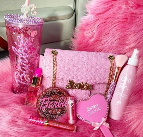 Barbie aksesuarlarını seven, kullanan kadınlar sevilmez mi?