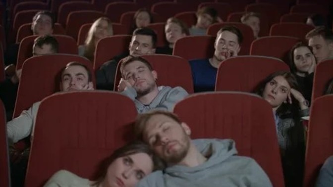 Beraber film izlerken uyuyakalan arkadaşınızı nasıl uyandırırsınız?