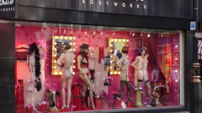 Sevgilinize erotik shop vitrini izlerken denk gelirseniz yanına yaklaşıp ne söylersiniz?