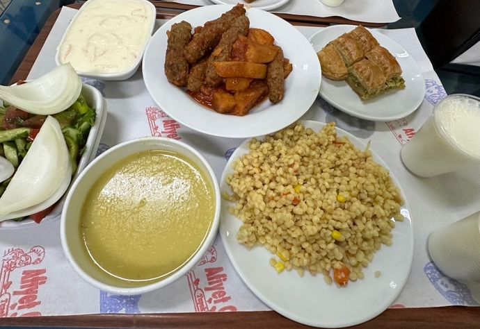 Uygun fiyatlı lokanta buldum, bu sofraya 150 TL ödedim. Sizce fiyat performans olarak nasıl?
