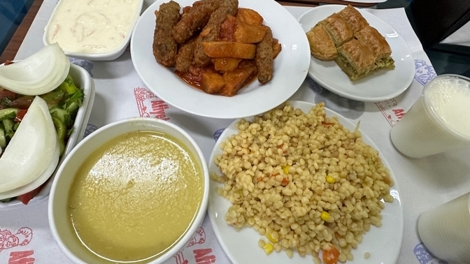 Uygun fiyatlı lokanta buldum, bu sofraya 150 TL ödedim. Sizce fiyat performans olarak nasıl?