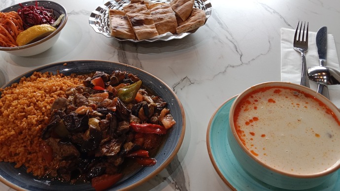 Beraber yemek yerken gözlerinin güzelliğini seyredeceğim hatunu nerden bulurum?