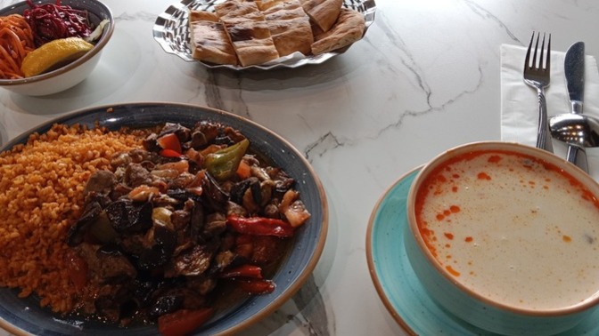 Beraber yemek yerken gözlerinin güzelliğini seyredeceğim hatunu nerden bulurum?