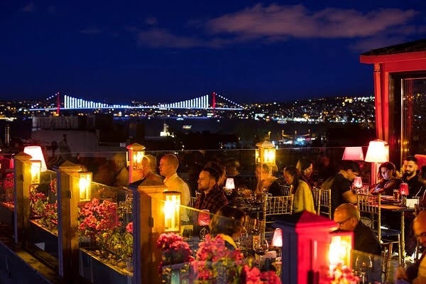 Kalabalık yerlerde mi rahat hissedersiniz yoksa daha sakin ve samimi ortamları mı tercih edersiniz?