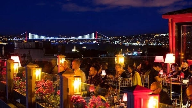 Kalabalık yerlerde mi rahat hissedersiniz yoksa daha sakin ve samimi ortamları mı tercih edersiniz?