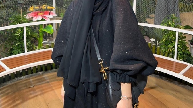 Dışarıda böyle feraceliyim insanlar neden bakar?