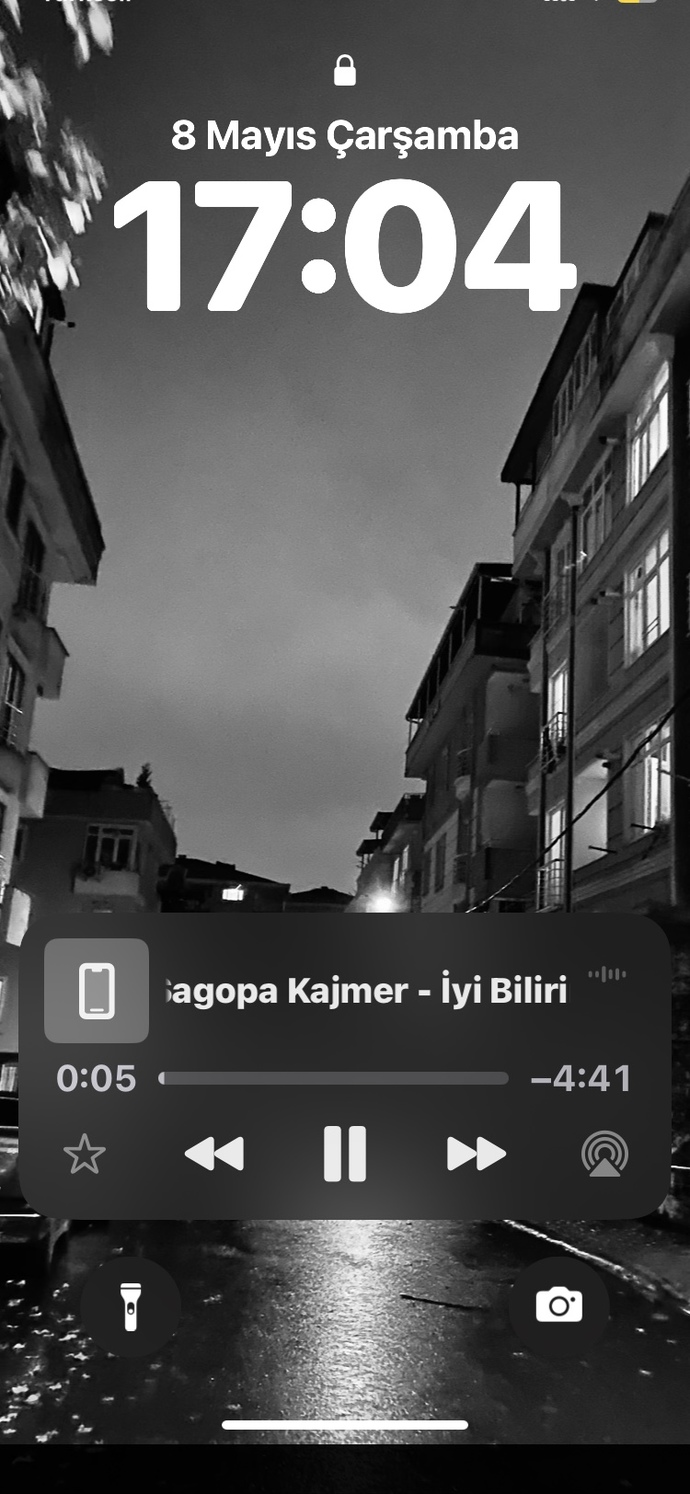 İPhone ekran kilidi açarken siyah şerit çıkıyor sizdede oluyor mu?