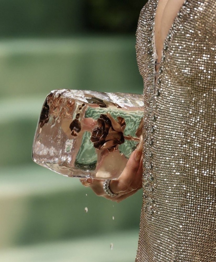 Camilla Cabello, Met Galada 22,5 bin dolar değerinde buz çantasıyla görüntülendi! Siz tek gece için böyle bir şey alır mısınız?