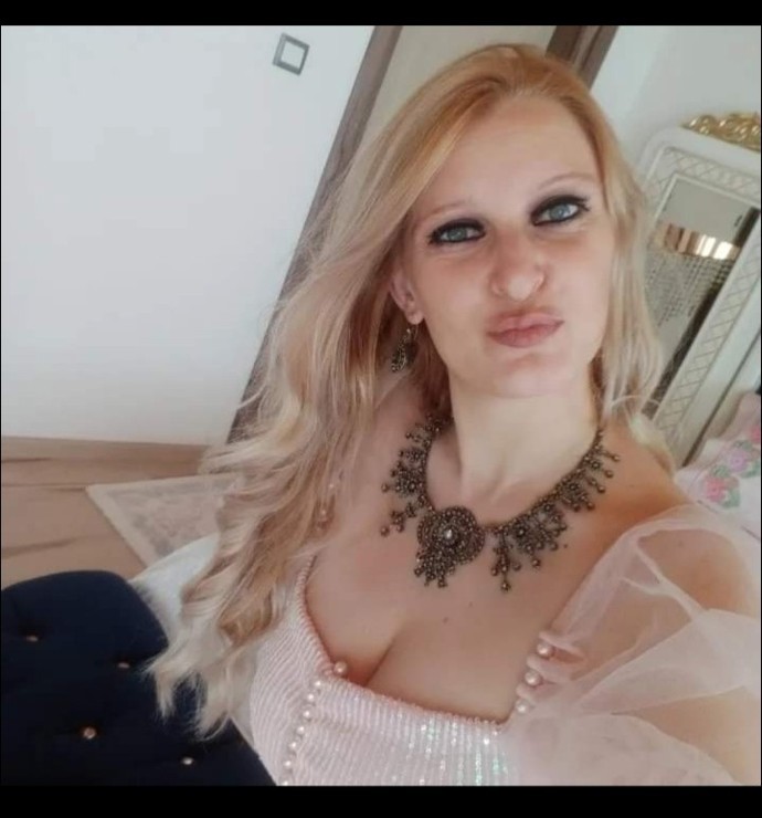 Saclarimi siyaha boyamayi düsünüyorum sizce yakisirmi?