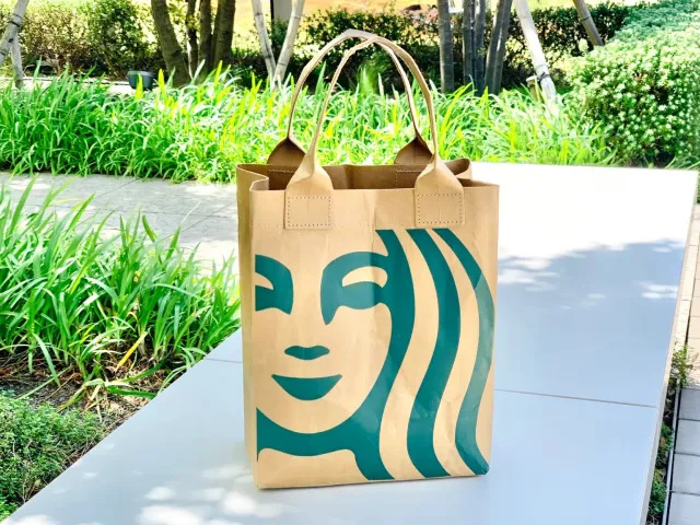 Starbucks, Japonyada 15 dolardan kağıt çanta satmaya başlamış. Türkiyede olsa 480 TL fiyatı olurdu. Alır mıydınız?