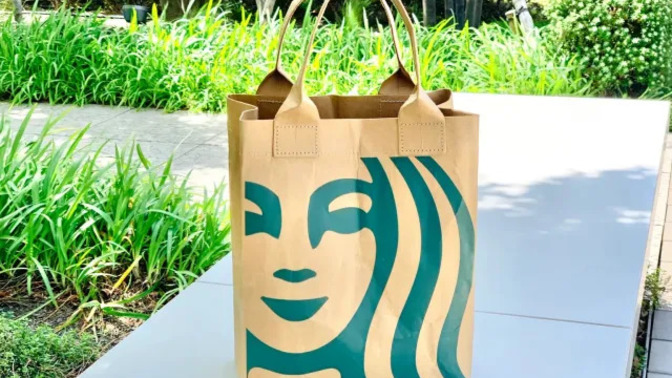 Starbucks, Japonya'da 15 dolardan kağıt çanta satmaya başlamış. Türkiye'de olsa 480 TL fiyatı olurdu. Alır mıydınız?