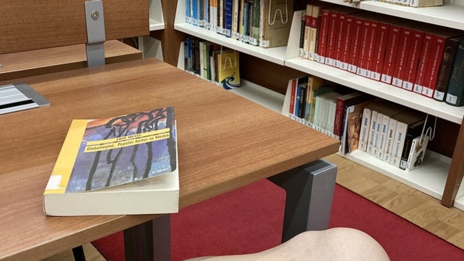 Güzel kızlar kütüphaneye gelmiyor mu?