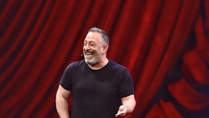 Cem Yılmaz, stand-up gösterisinde sürekli "aynı ben" diyen seyirci yüzünden sahneyi terk etti. Siz böyle bir tepki verir miydiniz?