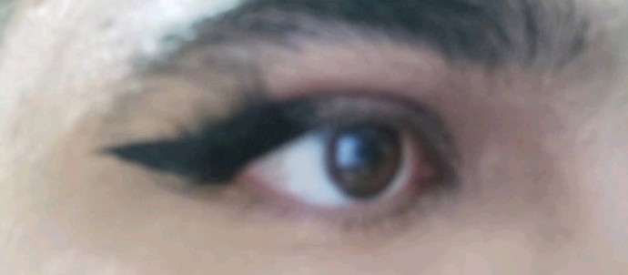 Hangi eyeliner daha çok yakışmış sizce?