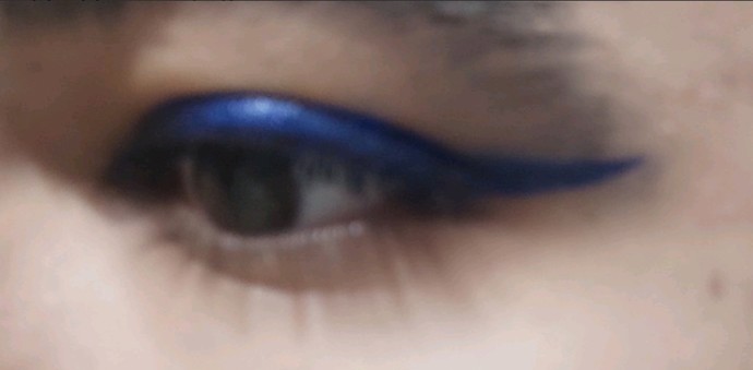 Hangi eyeliner daha çok yakışmış sizce?