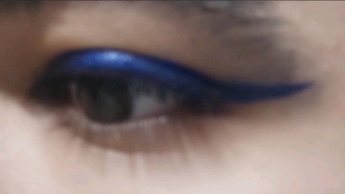 Hangi eyeliner daha çok yakışmış sizce?